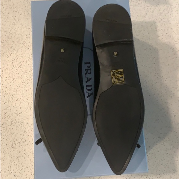 Prada black saffiano leather pointy flat shoes - Picture 2 of 4